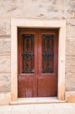 kahverengi kapalı kapı