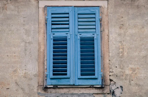 Vieja ventana ciega azul — Foto de Stock
