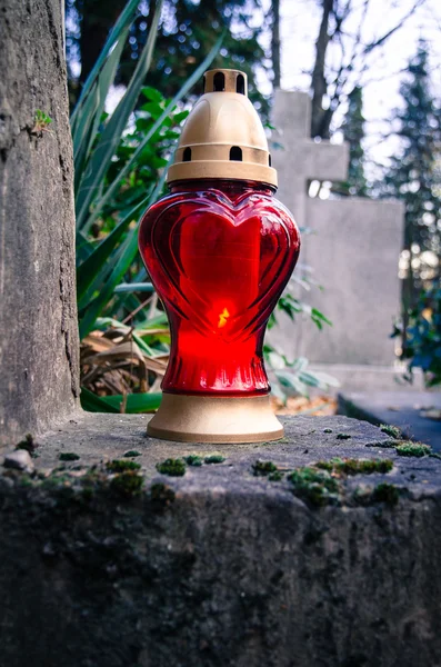 Червоний ліхтар зі свічкою — стокове фото