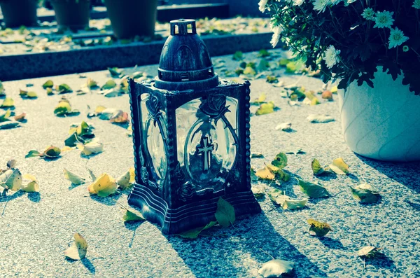 Lantern on grave — Stock Photo, Image