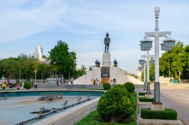 Kral Rama VI Lumpini park önünde Anıtı