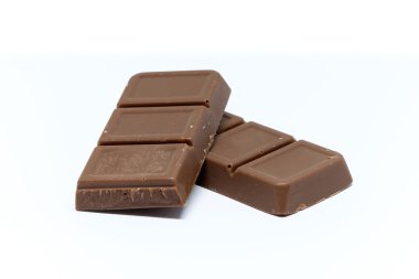 Beyaz arkaplanda çikolata çubukları