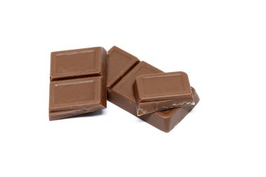 Beyaz arkaplanda çikolata çubukları