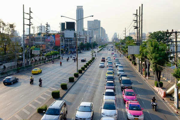 交通はタイ ・ バンコクでの忙しい道路に沿ってゆっくりと移動します。. — ストック写真