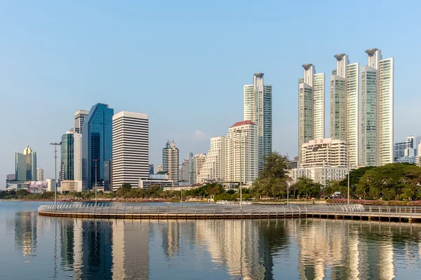 Cityscape, edifícios de escritórios e apartamentos na Tailândia ao entardecer — Fotografia de Stock