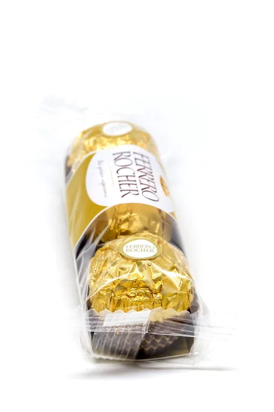 Ferrero Rocher Chocolates sobre fundo branco — Fotografia de Stock