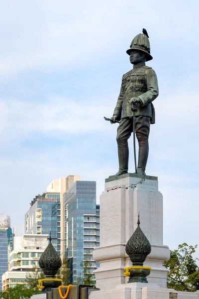 Kral Rama VI Anıtı yer Lumpini Parkı'nda — Stok fotoğraf