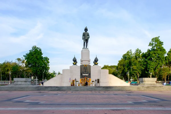 Monumentet av kung Rama Vi vid Lumpini park — Stockfoto