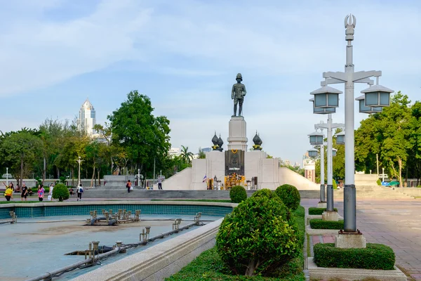 Kral Rama VI Lumpini park önünde Anıtı — Stok fotoğraf