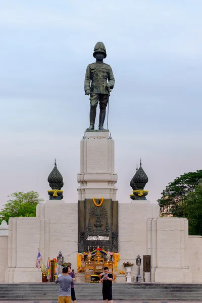 Kung rama Vi monumentet ligger vid Lumpini park — Stockfoto