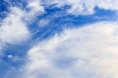 Bulutlu mavi gökyüzü