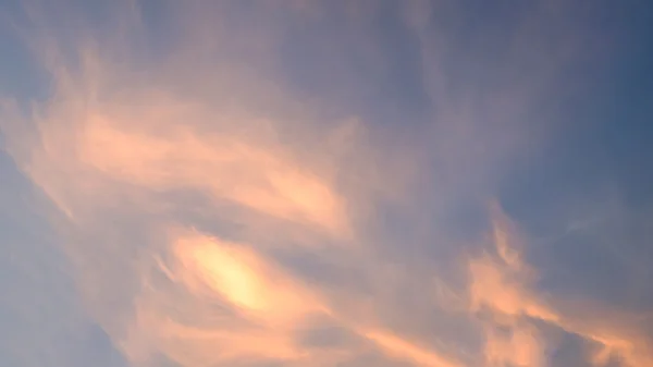 Dämmerhimmel mit Wolken — Stockfoto