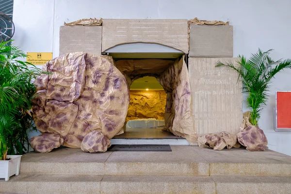 Sahte tünel, Paskalya günü