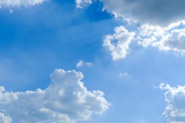 Bulutlu mavi gökyüzü