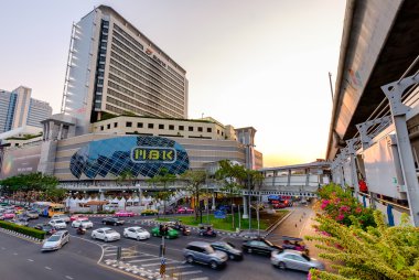 MBK'ın alışveriş merkezi alacakaranlıkta