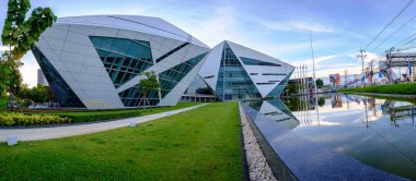Bu elmas bina Bangkok Üniversitesi'nde