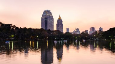 Alacakaranlık cityscape, ofis binaları ve daireler Tayland 
