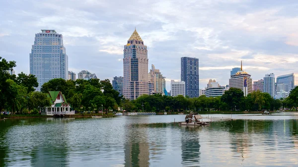 Crepúsculo paisaje urbano, edificios de oficinas y apartamentos en Tailandia —  Fotos de Stock