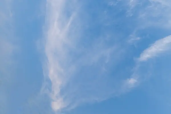 Blauer Himmel mit Wolken — Stockfoto