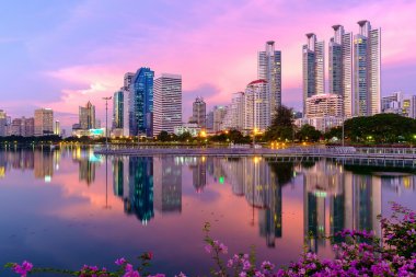 Bangkok şehir şehir merkezinde alacakaranlıkta manzarası yansıması