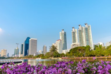 Cityscape, ofis binaları ve alacakaranlıkta Tayland daireler
