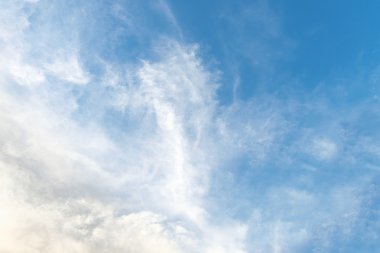 Bulutlu mavi gökyüzü