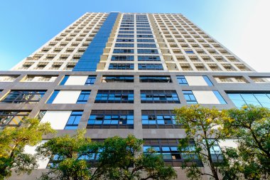 Chulalongkorn Üniversitesi'nde Mahamakut binasının alttan görünüm