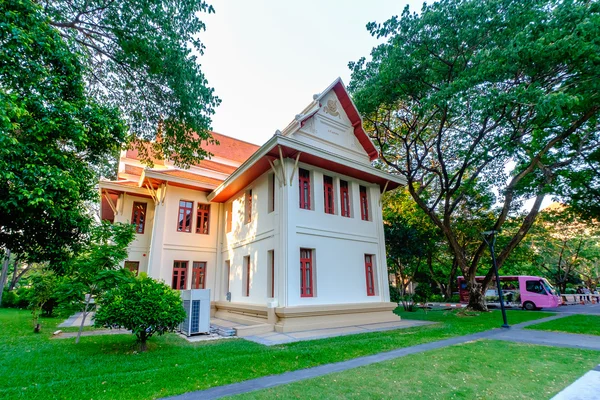 Memorial Hall w nowoczesnym, tajskim stylu Chulalongkorn universi — Zdjęcie stockowe