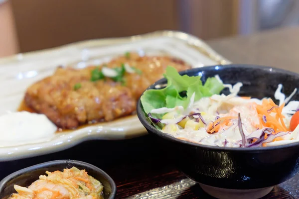 Délicieuse salade de porc japonais frit — Photo