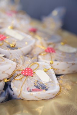 Hediyelik eşya kalp şekli gibi yapıyor.