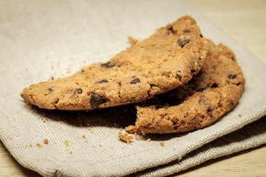 Pasta Bisküvi ahşap masa üzerinde kumaş peçete üzerinde