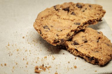 Pasta Bisküvi ahşap masa üzerinde kumaş peçete üzerinde