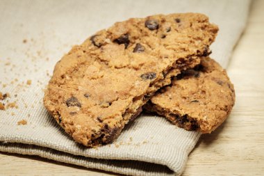 Pasta Bisküvi ahşap masa üzerinde kumaş peçete üzerinde