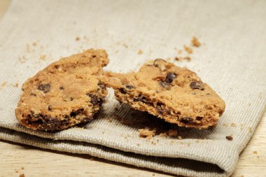 Pasta Bisküvi ahşap masa üzerinde kumaş peçete üzerinde