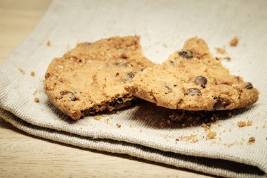 Pasta Bisküvi ahşap masa üzerinde kumaş peçete üzerinde