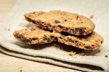 Pasta Bisküvi ahşap masa üzerinde kumaş peçete üzerinde