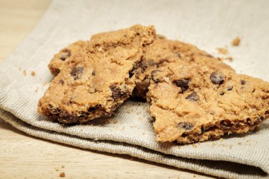 Pasta Bisküvi ahşap masa üzerinde kumaş peçete üzerinde