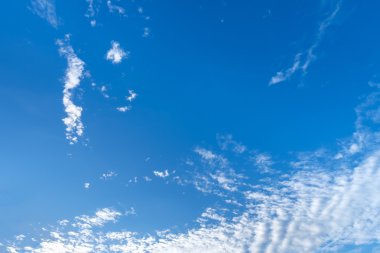 Bulutlu mavi gökyüzü