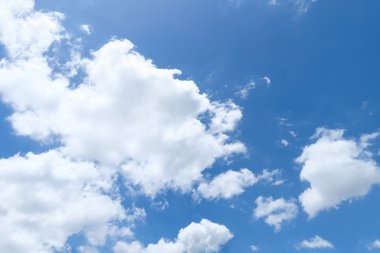 Bulutlu mavi gökyüzü