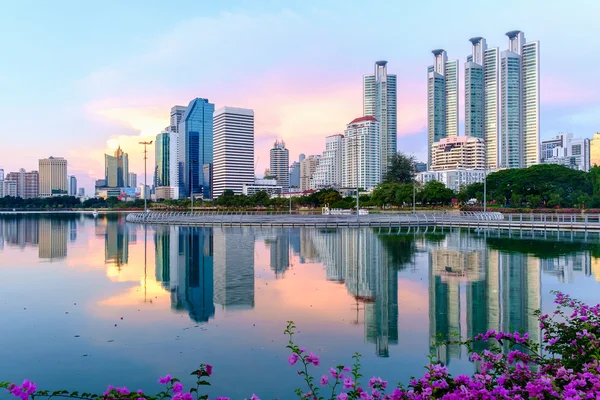 Bangkok paisaje urbano crepúsculo en benjakitti parque público en el centro de la ciudad — Foto de Stock