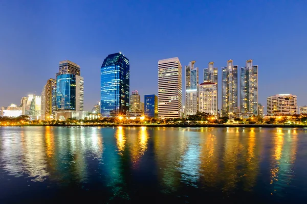 Cidade de Banguecoque centro da noite com reflexo do horizonte — Fotografia de Stock