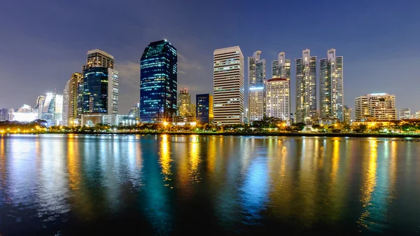 Cidade de Banguecoque centro da noite com reflexo do horizonte — Fotografia de Stock