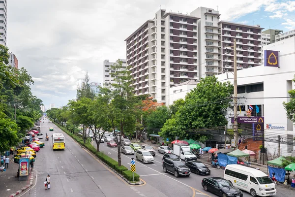 交通はタイ ・ バンコクでの忙しい道路に沿ってゆっくりと移動します。 — ストック写真