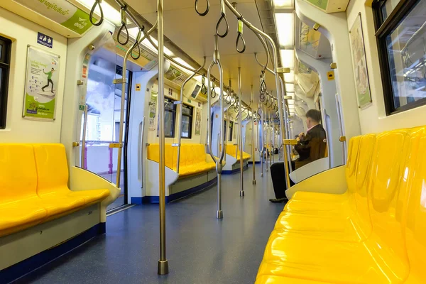 Visão geral dos assentos amarelos no trem elétrico — Fotografia de Stock