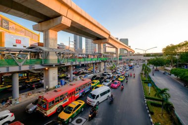 Bangkok, Tayland - 14 Şubat 2020: Merkez Ladprao 'nun önündeki yol ve trafik, Kuzey Bangkok Tayland' ın yeni BTS istasyonlu alışveriş merkezidir..