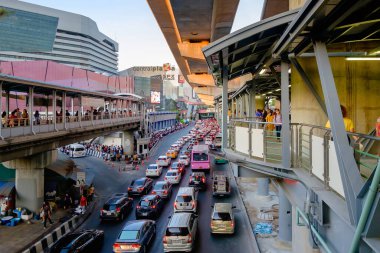 Bangkok, Tayland - 14 Şubat 2020: Merkez Ladprao 'nun önündeki yol ve trafik, Kuzey Bangkok Tayland' ın yeni BTS istasyonlu alışveriş merkezidir..