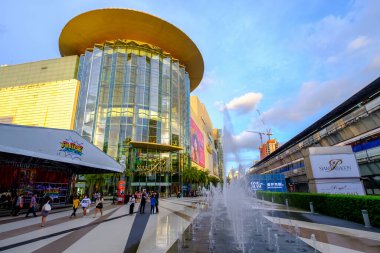 Bangkok, Tayland - 1 Ekim 2020: Siam Paragon alışveriş merkezi Bangkok, Tayland 'da. 300.000 m 'lik perakende alanıyla Siyam Paragon dünyanın en büyük alışveriş merkezlerinden biridir..