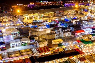 Bangkok, Tayland - 12 Ekim 2020: Train Night Market Ratchada Gece Görüşü. Train Night Market Ratchada, diğer adıyla Talad Nud Rod Fai, Bangkok 'ta yeni bir bit pazarı..
