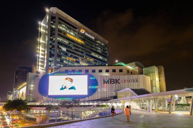 Bangkok, Tayland - 9 Kasım 2020 MBK Alışveriş Merkezi 'nin yenilenmesi. MBK büyük bir alışveriş merkezi, restoranlar, bilişim ürünü, cep telefonu ve servis..