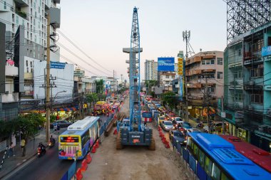 Bangkok, Tayland - 16 Kasım 2020: MRT inşaatı Bangkok 'un cehennem trafiğinin merkezi Lat Phrao' da başlayacak.